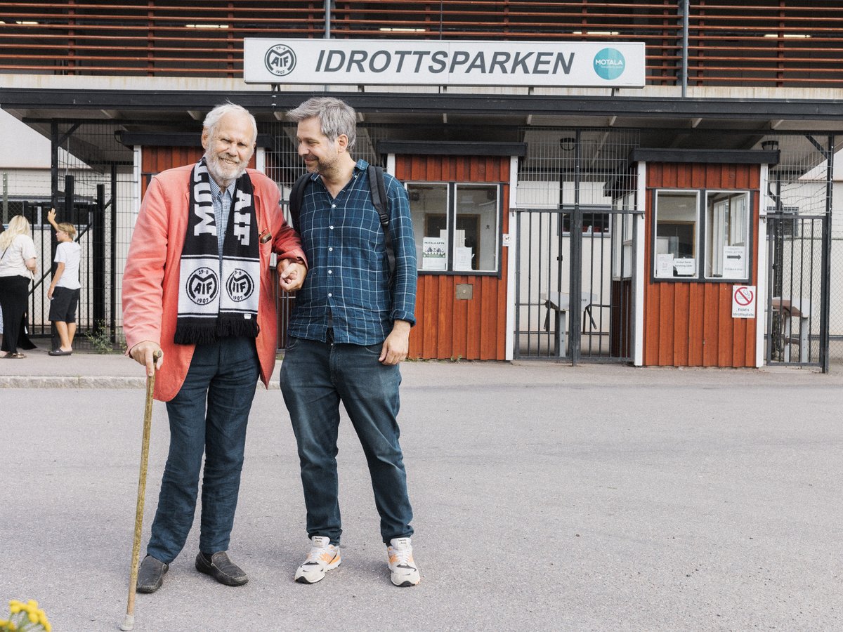»Mitt lag, min pappa. Två konstanter i Motala som inte längre står stadigt.«

<a href="/johan_orrenius/">Johan Orrenius</a> reser hem till Motala över sommaren. Där finns hans lag och hans pappa. Båda har haft det tufft i år, och de behöver varandra för att ta sig framåt.

❤️ offside.org/reportage/maif…