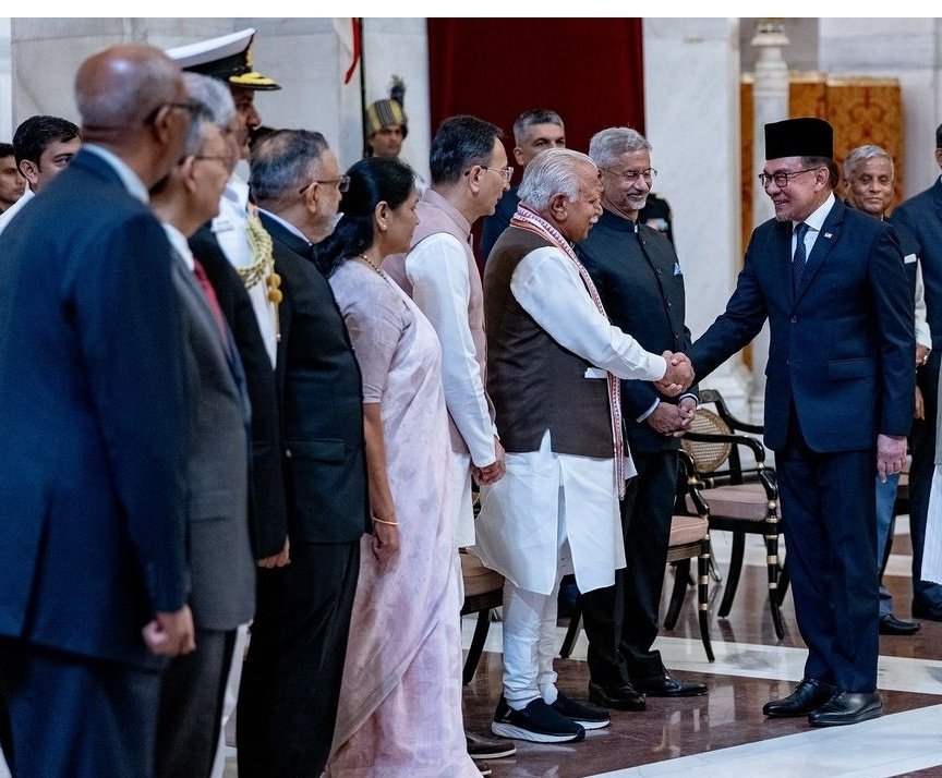 MENGKUD28572545's tweet photo. Ramai pengangur mengadu kata masih takda kerja bila dah pergi temuduga. Ramai masih menunggu kerja sehingga tahun 2024! Apakah semua ini? Hanya propa belaka? Pergi India nak bawa balik ramai lagi pekerja sana? Jaga rakyat dulu baru jaga org luarla.

@scheekeong @anwaribrahim https://t.co/84GhnlUT0V