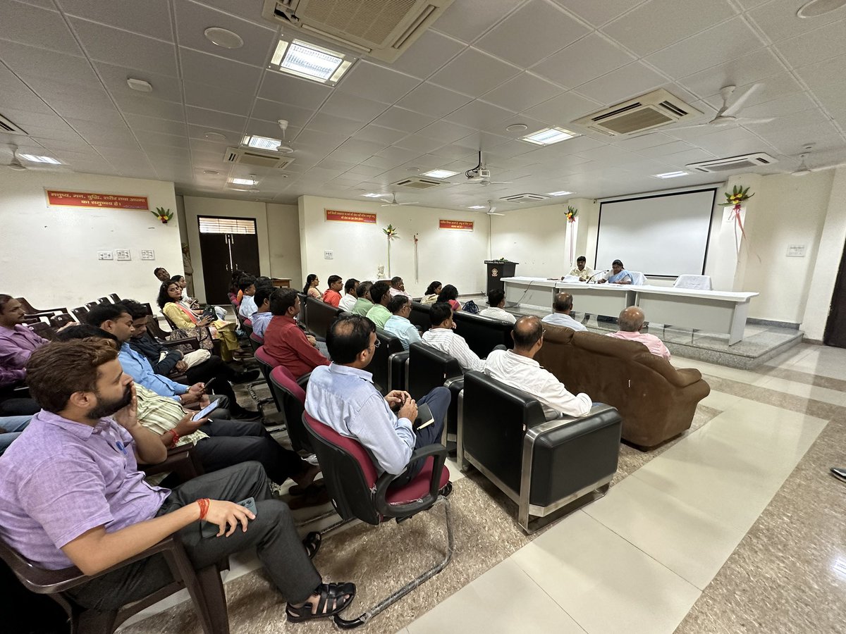 मा.कुलपति महोदया ने आज विश्वविद्यालय के आठवें दीक्षांत समारोह की तैयारियों की समीक्षा की।