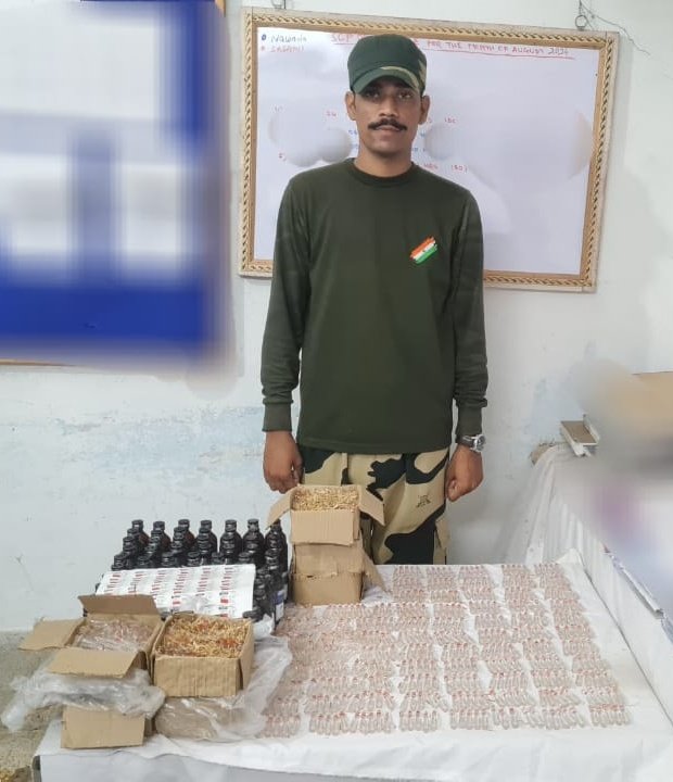 BSF_SOUTHBENGAL's tweet image. 19.08.2024
In different incidents,#AlertBSF Troops @BSF_SOUTHBENGAL foiled  smuggling attempts and seized 188 bottle Phensedyl,1125 Buprenorphine injections,02 Fish spawn drums &amp;amp; 120 packet insecticide powder,being smuggled from India to Bangladesh and apprehended a smuggler.