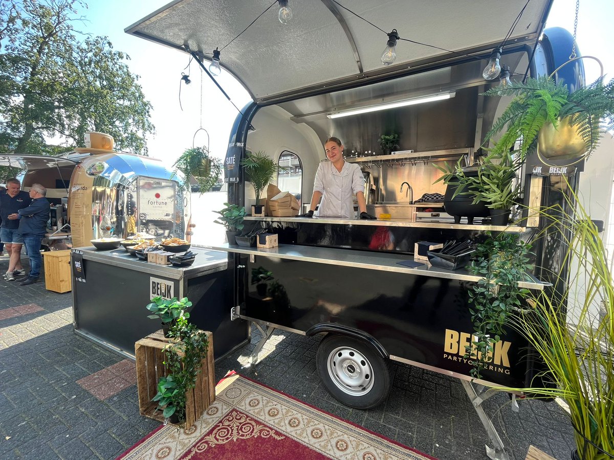 BeijkCatering's tweet photo. Hoewel velen van hun vakantie genieten, staat ons team niet stil! De afgelopen tijd hebben we een aantal prachtige evenementen mogen verzorgen, verspreid over diverse locaties.
💍Bruiloft in Benneveld
🚴‍♀️Gouden Pijl de Ronde van Surhuisterveen
🥩 BBQ's

#catering #foodtruck #Beijk https://t.co/UTWRDUdz4e