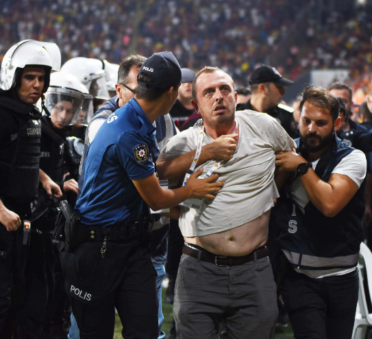 Özüre bak sen... "Kamuoyunun bu olay nedeni ile daha fazla meşgul edilmemesi; her iki güzide kulübe gönül vermiş taraftarların yıpratılmaması için" özür dilemiş. Yoksa Ali Koç'a yaptığı saldırı için değil. Bu özür, özür müdür şimdi? #GÖZvFB #AliKoç #Fenerbahce