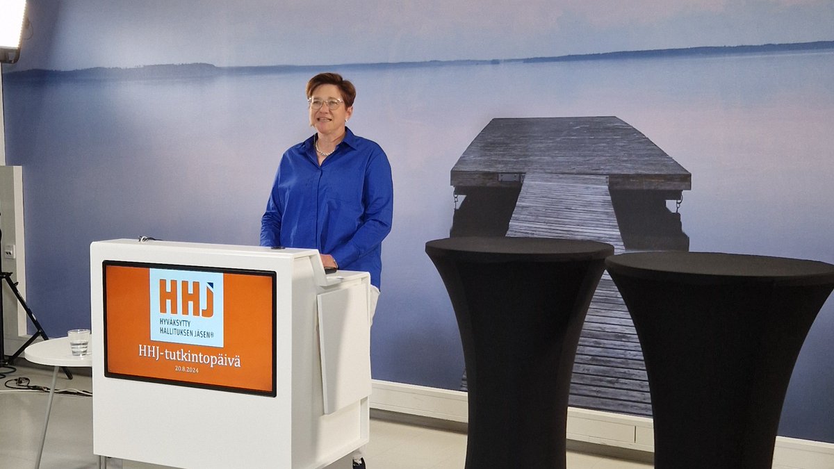 HHJ_fi's tweet photo. HHJ-tutkintopäivä etenee ja @sipilakatri purkaa parhaillaan strategiatyön ennakkotehtäviä. Jos haluat kokea tutkintopäivän itse, syventää osaamistasi ja osoittaa hallitustyöosaamisesi HHJ-nimikkeen avulla, niin ilmoittaudu mukaan syksyn tutkintoon 12.9. mennessä! #hhj #strategia https://t.co/DL1m0qwcLD
