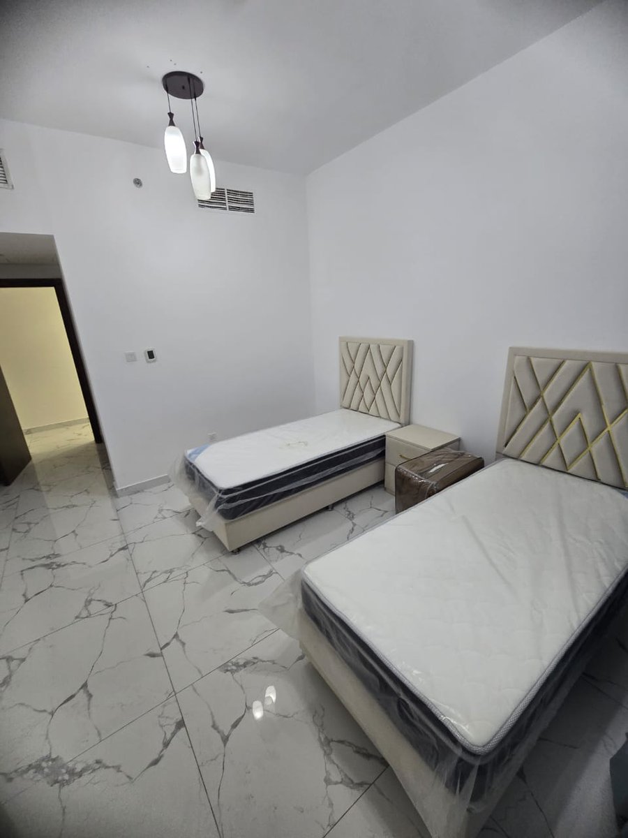 عجمان الراشدية 1 اطلالة مفتوحة على المينا شقة غرفتين وصالة اول ساكن  مساحة كبيرة بلكونة كبير اطلالة مفتوحة وجميلة سھل الخروج والدخول الى دبي الشارقة السعر 6500 شامل كھرباء وماء وصرف صحي وانترنت وباركنج وجيم ومسبح للتواصل اتصال فقط 0527285206 واتس 0527285206