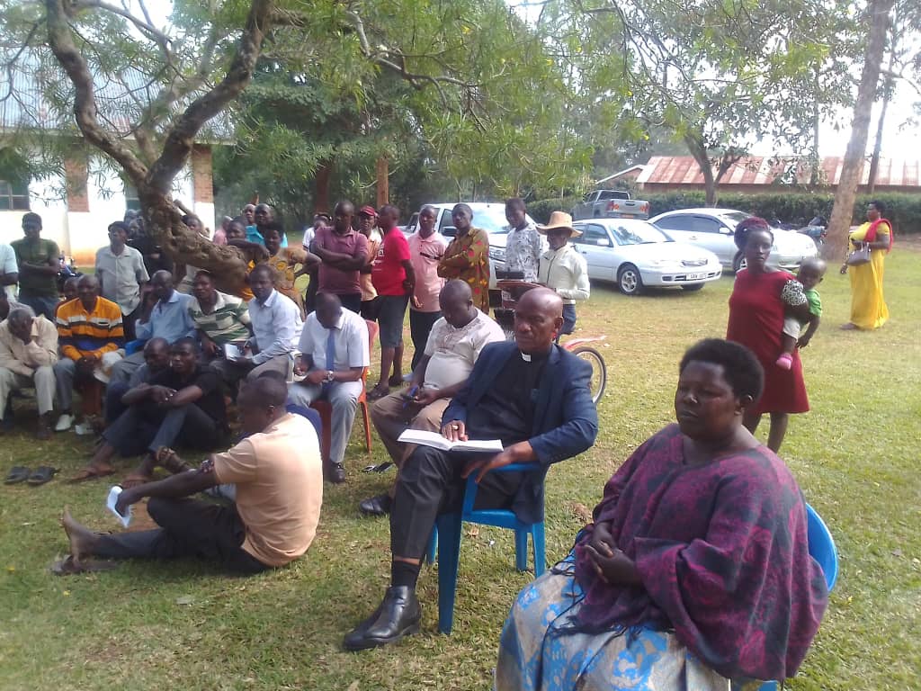 smugisha2014's tweet photo. Yesterday we held a meeting with Rdc and Diso in kantanganya Engari subcounty where we found seven people on the committee of pdm extorting money from beneficiaries and we arrested them and they will be charged @DailyMonitor @StateHouseUg @KazoDLG @tvwest @kazofm https://t.co/qRPqA6P5dh