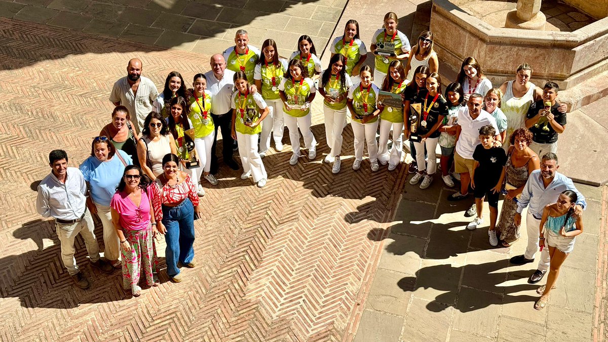 🤾🏼‍♀️ Recepción oficial en el Ayuntamiento al equipo de balonmano playa <a href="/TierraMaestros/">Tierra de Maestros</a>, y a dos jugadoras antequeranas de <a href="/cbmpciudemalaga/">Fundación Fomento Deporte CBMP Ciudad de Málaga</a>, que se han proclamado subcampeones de #España

🗣️ <a href="/manolo_baron/">Manolo Barón 🇪🇸</a>
“Es un orgullo para nuestra ciudad”

#Antequera es #MásCiudad
