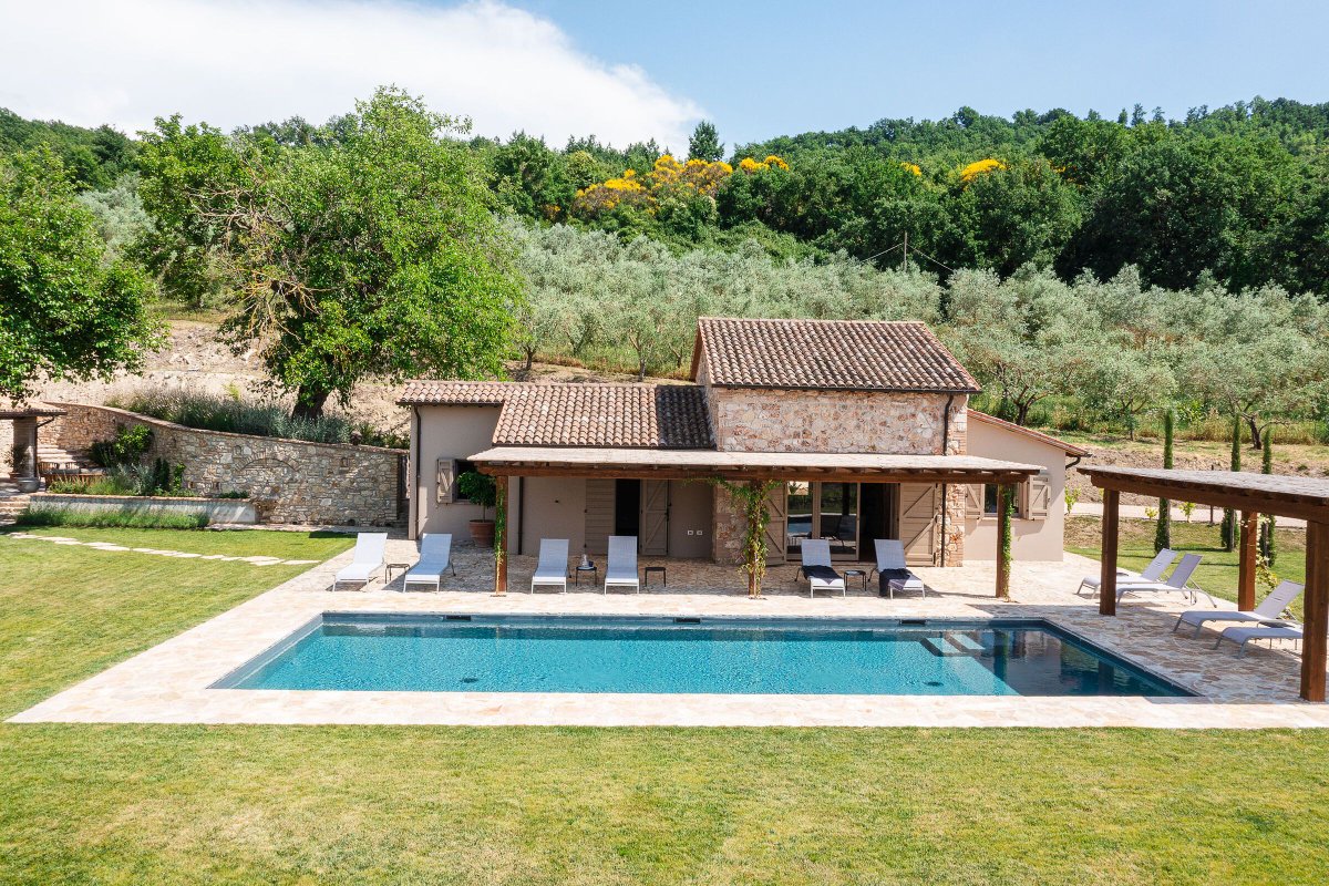 Archello's tweet image. La Selva, designed by Special Umbria, marries traditional Umbrian stonework with modern elements like resin floors and custom wooden furniture. 
buff.ly/4fUuSNu

#VernacularArchitecture #ItalianDesign #LuxuryLiving