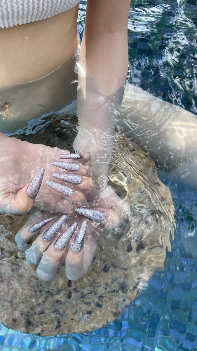 sora200l's tweet photo. pool⛱️ https://t.co/8z1ZcMTCa0