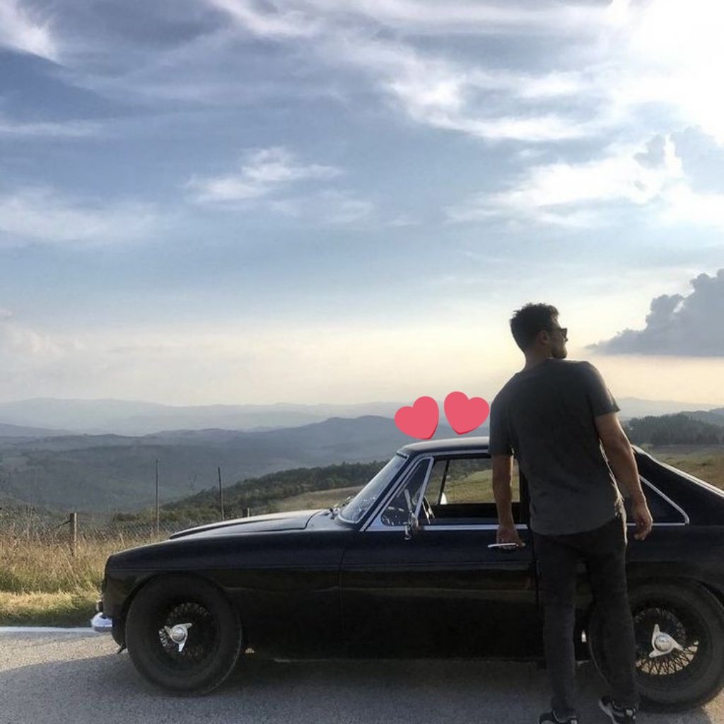 न ढूंढ़ मेरा किरदार दुनियां की भीड़ में..

वफ़ादार लोग हमेशा तन्हां ही मिलते हैं...
#TuesdayFeeling