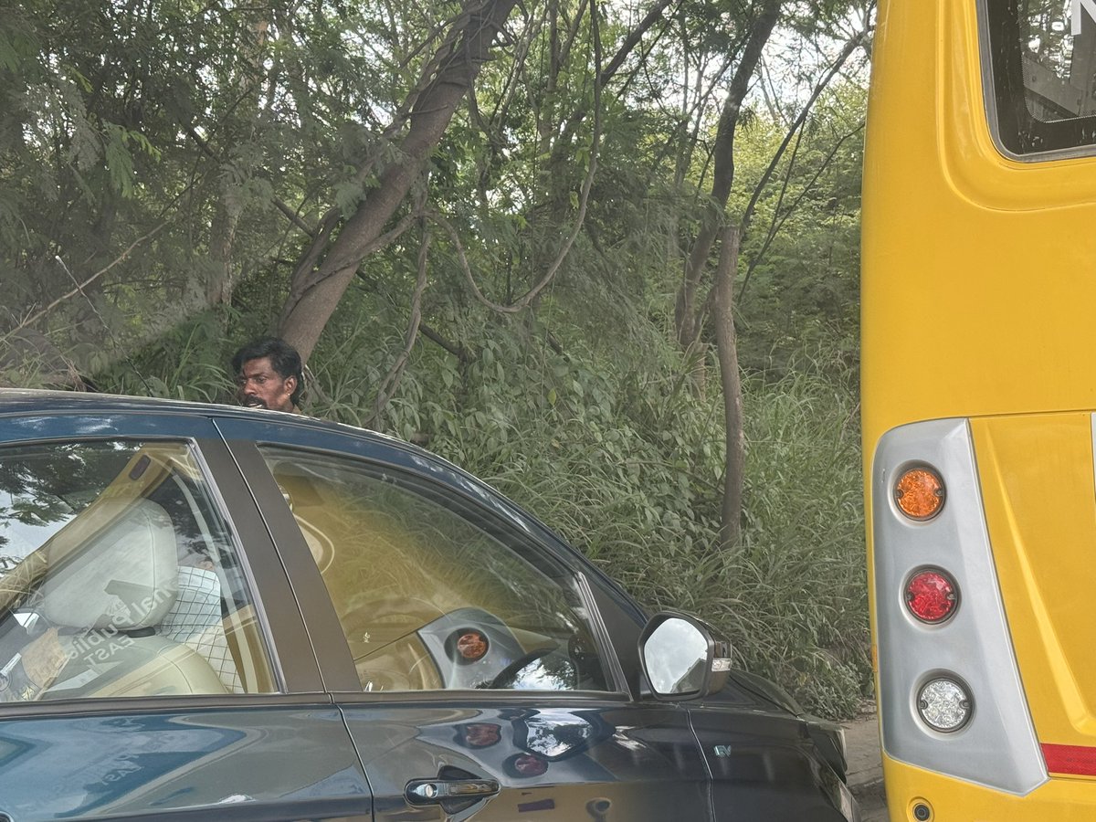 amod_dani's tweet image. NPS East bus driver trying to overtake a car at the HSR 29th main (narrow exit) from ORR decided to get into a brawl with car driver and blocked the traffic for 5 minutes. This happened around 3:10pm.