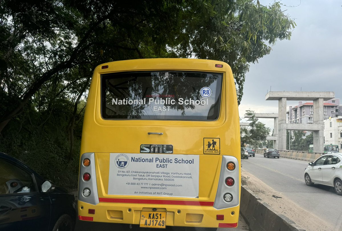 amod_dani's tweet image. NPS East bus driver trying to overtake a car at the HSR 29th main (narrow exit) from ORR decided to get into a brawl with car driver and blocked the traffic for 5 minutes. This happened around 3:10pm.