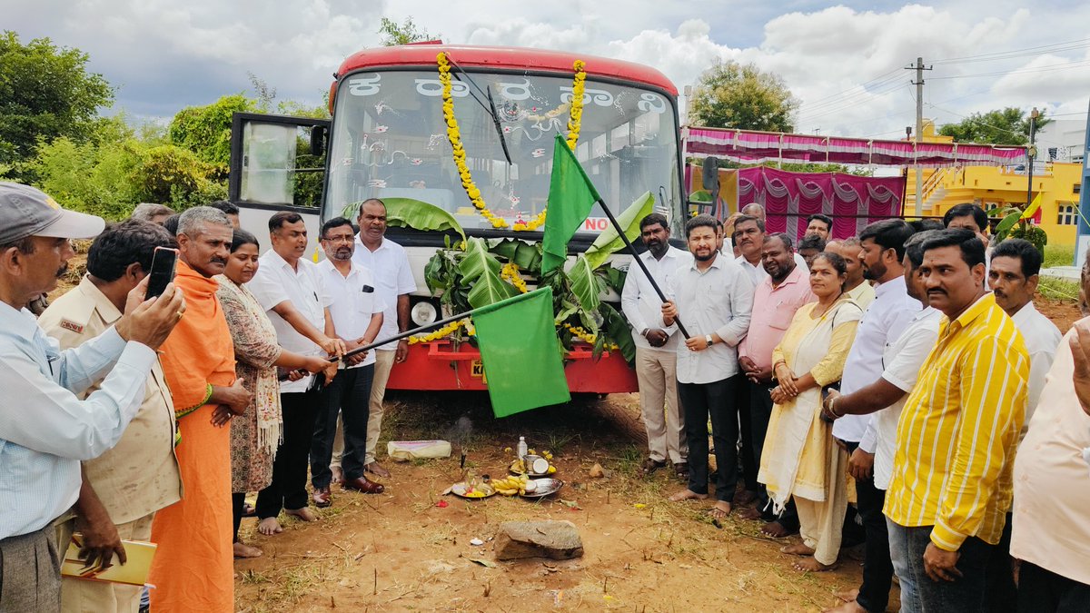 MLADarshanINC's tweet image. ನಂಜನಗೂಡು ನಗರ ಬಸ್ ನಿಲ್ದಾಣ ದಿಂದ ಹಂಡುವಿನಹಳ್ಳಿ ಬಡಾವಣೆಗೆ KSRTC ಬಸ್ ಸಂಚಾರಕ್ಕೆ ಬಹು ಬೇಡಿಕೆಯಾಗಿತ್ತು, ಜನರ ಬೇಡಿಕೆಯಂತೆ ಇಂದು ಹಂಡುವಿನಹಳ್ಳಿ ಬಡಾವಣೆಯಲ್ಲಿ ಬಸ್ ಸಂಚಾರಕ್ಕೆ ಚಾಲನೆ ನೀಡಿ, ಶುಭ ಹಾರೈಸಿದೆ.

#Nanjangudu #KSRTCBus #DarshanDhruvanarayana #MLANanjangudu