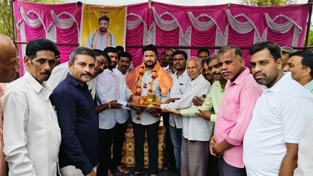 MLADarshanINC's tweet image. ನಂಜನಗೂಡು ನಗರ ಬಸ್ ನಿಲ್ದಾಣ ದಿಂದ ಹಂಡುವಿನಹಳ್ಳಿ ಬಡಾವಣೆಗೆ KSRTC ಬಸ್ ಸಂಚಾರಕ್ಕೆ ಬಹು ಬೇಡಿಕೆಯಾಗಿತ್ತು, ಜನರ ಬೇಡಿಕೆಯಂತೆ ಇಂದು ಹಂಡುವಿನಹಳ್ಳಿ ಬಡಾವಣೆಯಲ್ಲಿ ಬಸ್ ಸಂಚಾರಕ್ಕೆ ಚಾಲನೆ ನೀಡಿ, ಶುಭ ಹಾರೈಸಿದೆ.

#Nanjangudu #KSRTCBus #DarshanDhruvanarayana #MLANanjangudu