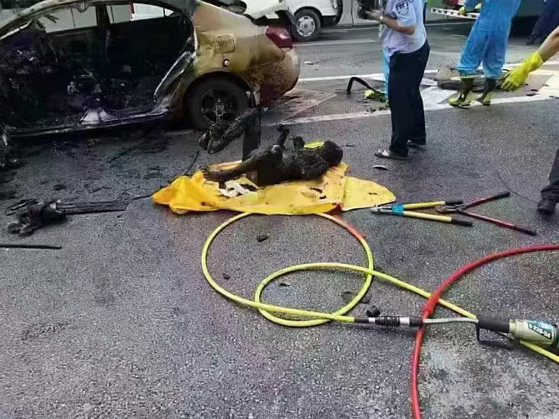 OnlyInChinaOK's tweet photo. Dare you to buy a Chinese EV?   Come on, buy a #BYD #BYDCremation and be spontaneously combusted.   Chinese BYD EV cremation car https://t.co/KvSwwy0bXT