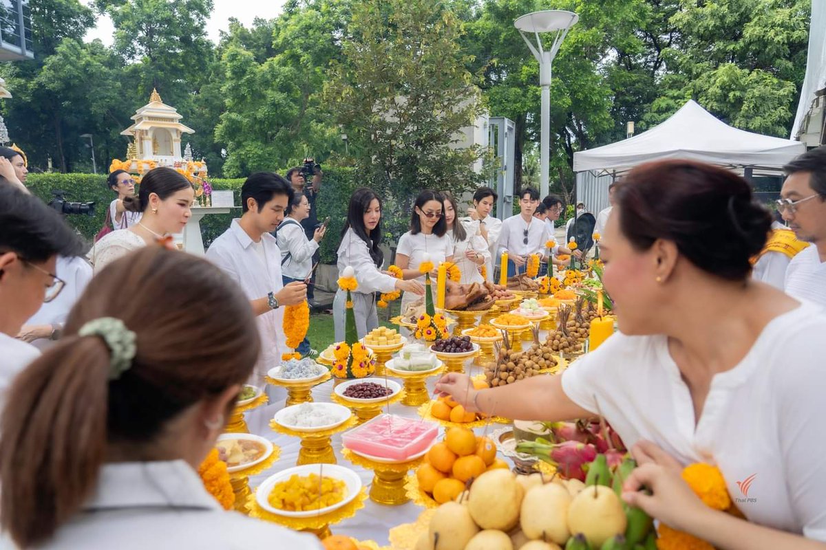 FanLakornTPBS's tweet photo. (2/2) บวงสรวงเอาฤกษ์เอาชัยกันไปแล้ว สำหรับซีรีส์ 2 เรื่องใหม่ #อาชญาโกง #สังข์ทองไม้พลองทองใบกับการตายของคุณพระ นักแสดงมากันแน่น ๆ รอติดตามได้เร็ว ๆ นี้ ทางไทยพีบีเอส ช่องหมายเลข 3 นะคะ

#ThaiPBS #ละครไทยพีบีเอส
@TyphoonKPN @FiatAngelo @PuimekSter @cookcucucu @Sukhapat https://t.co/MfTT7uLdNE