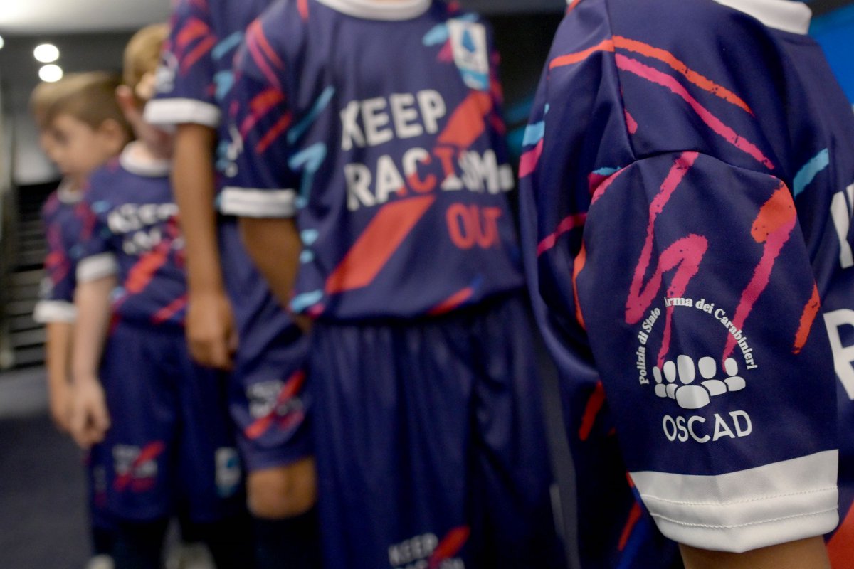 poliziadistato's tweet photo. Calcio, l'#Oscad partecipa a campagna antidiscriminazione "Keep racism out" promossa da @SerieA per combattere razzismo negli stadi. Il logo dell'Osservatorio è stato apposto sulle maglie di 23  bambini per la prima giornata di Campionato
https://t.co/7bHSxWRW2l
#20agosto https://t.co/Xr658hrFMr