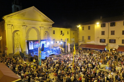 EdoardoArpaia's tweet photo. Grandi spettacoli in programma alla 75ª edizione della Fiera Nazionale del Peperone a Carmagnola, che si svolgerà dal 30 agosto all’8 settembre 2024.
https://t.co/2jJVHlfM1s
@FieraPeperone #fieradelpeperone #carmagnola #peperone https://t.co/xvL9XbJ71Z