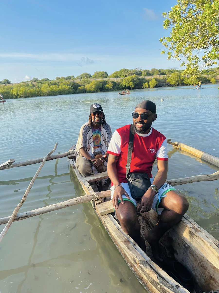 LibossoVincent's tweet photo. I got it good! A simple song worth singing. 

#KongoRiver #superbluemoon #DianiBeach #kenya https://t.co/IdpWyZtUra