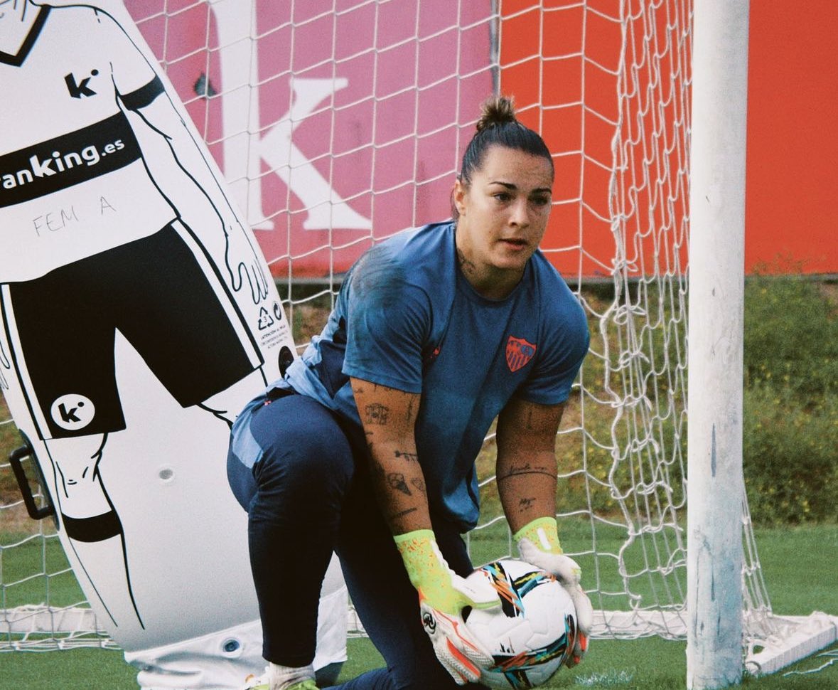 RG_Spain's tweet photo. @yolanda13ag Portera del @sevillafc_fem forma parte de nuestro #TeamRG 😍
https://t.co/ho7nVRCkDK
#TeamRG
#Borntobeakeeper
#guantes
#gloves
#futbolfemenino https://t.co/7Turbz3Cl0