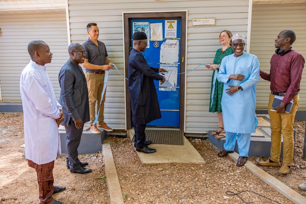 LSHTM_malaria's tweet photo. @CorineNgufor @gatesfoundation @LSHTM @mrcunitgambia @LSHTM_RAFT @MRC_Uganda 3/6
Our co-directors, @jackiemcook &amp; @Malaria_Sam, participated in the opening of the @mrcunitgambia insectary

This facility enhances research capabilities in 🇬🇲 and the sub-region, supporting crucial studies on malaria parasites &amp; vector populations. 

👉https://t.co/8C3osnt4Hy https://t.co/92WiTLOG61