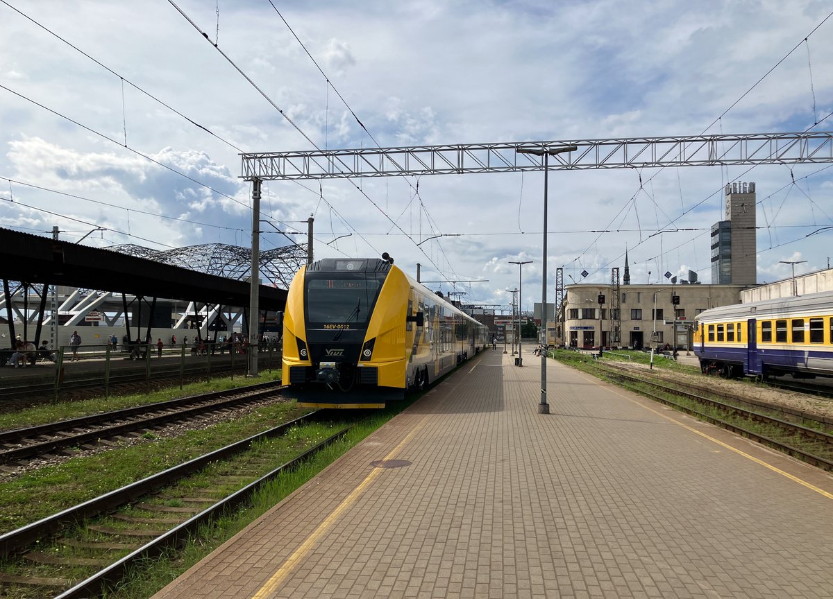 josviaque's tweet photo. EZT-y #RVR #ER1AM i #Škoda #16EV na stacji #Ryga Centralna, czyli stare i nowe Kolei Łotewskich. 🚊🇱🇻 #Rīga #Łotwa #Latvija #Latvia #LatvijasDzelzceļš #LDz #PasažieruVilciens #kolej #transport https://t.co/CYGSVrPbhZ