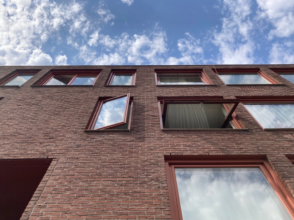infoknob's tweet photo. Op locatiebezoek voor “In de voetsporen van Álvaro Siza”! Bent u erbij, 11 oktober vanaf 13.30 uur? Dan organiseert de KNOB een verkenning naar de stadsvernieuwing van de jaren 1980-2000 in de Schilderswijk, met lezingen en een excursie. https://t.co/Q6MlKBr2yo https://t.co/Yviup3DqtT
