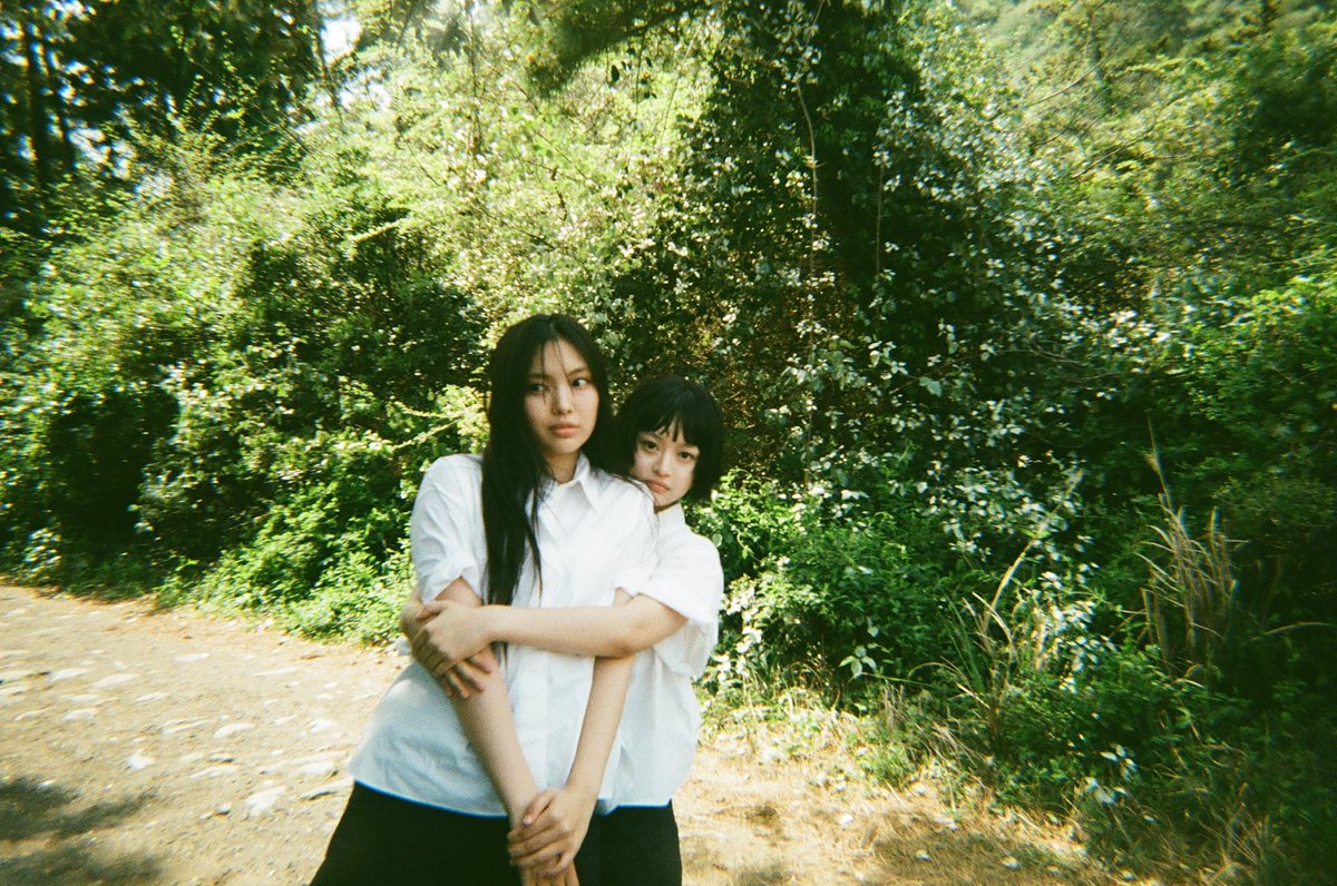 Absolutely loving this moment—Hanni unnie gave me the warmest hug ever, and it felt like a cozy escape from the chaos. Her embrace made everything better. ୨ৎ