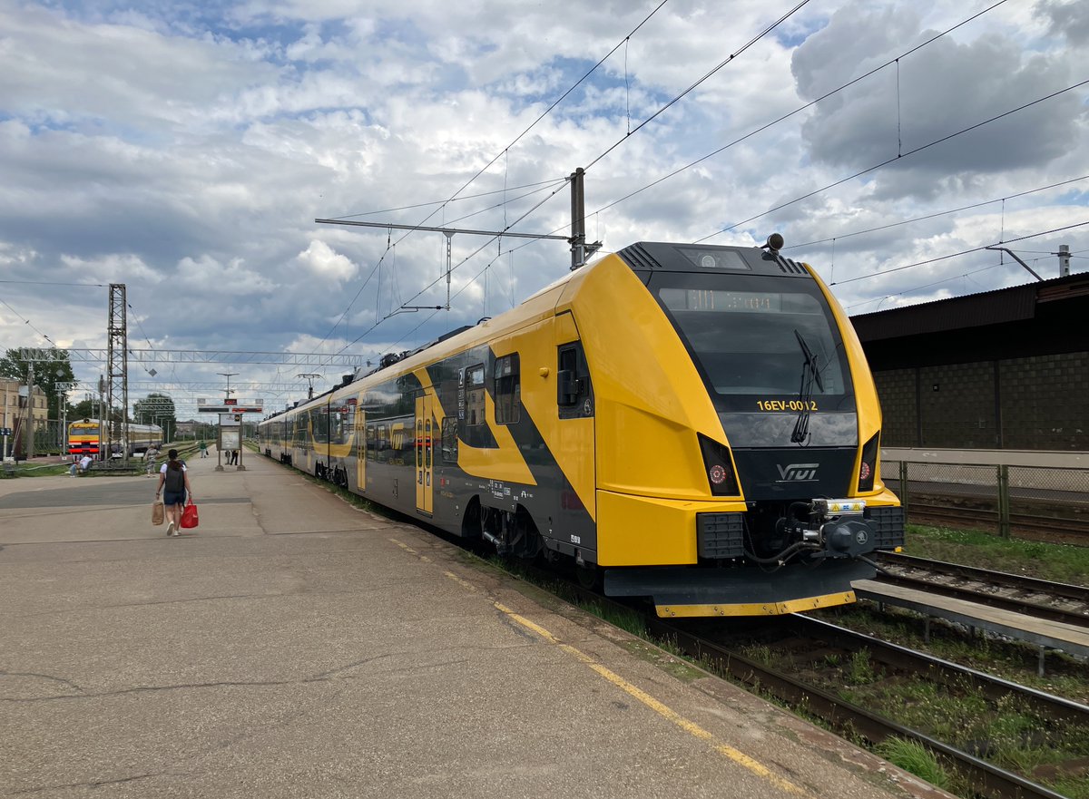 josviaque's tweet photo. EZT-y #RVR #ER1AM i #Škoda #16EV na stacji #Ryga Centralna, czyli stare i nowe Kolei Łotewskich. 🚊🇱🇻 #Rīga #Łotwa #Latvija #Latvia #LatvijasDzelzceļš #LDz #PasažieruVilciens #kolej #transport https://t.co/CYGSVrPbhZ