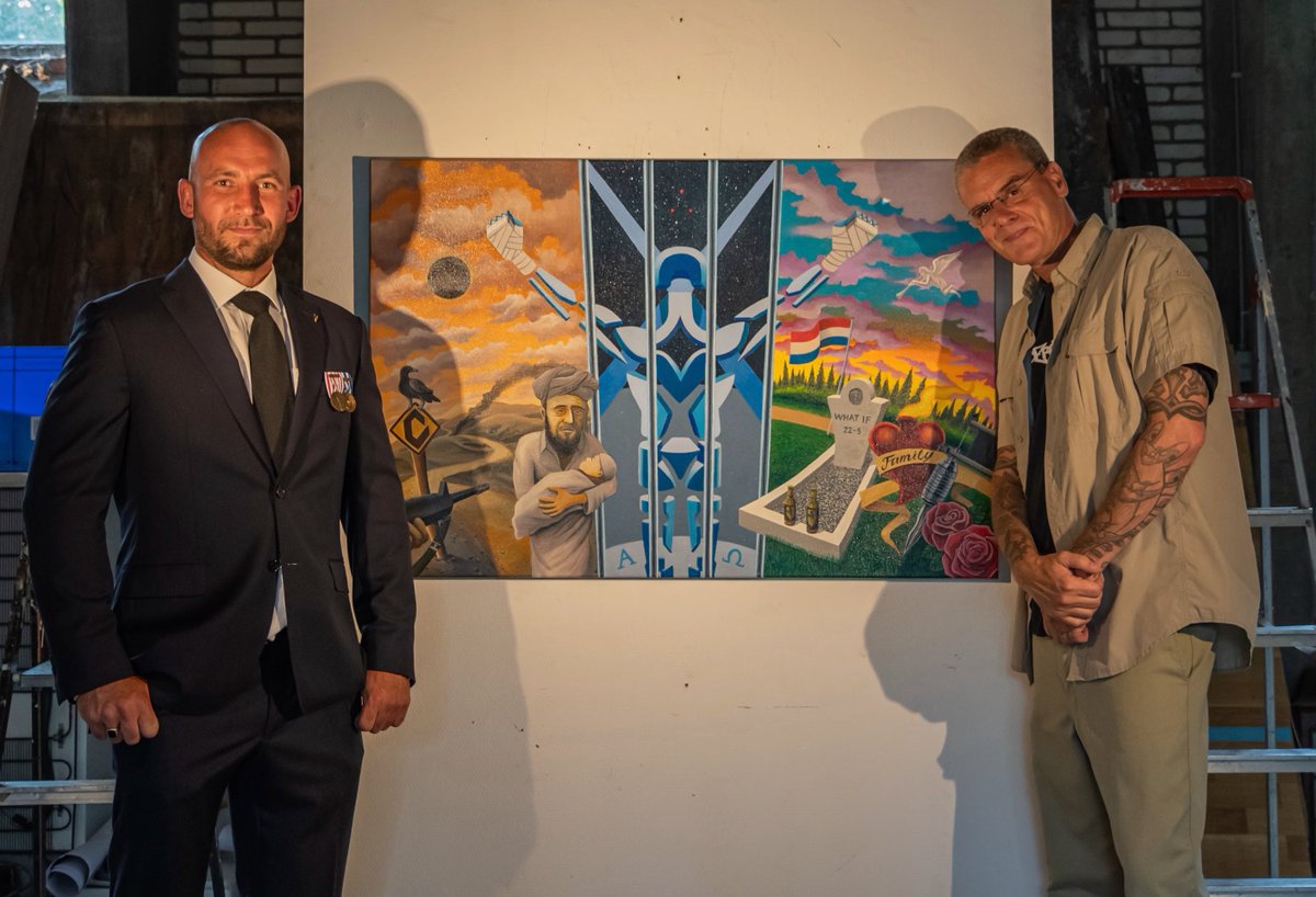 Een nieuw kunstwerk is toegevoegd aan de impactvolle collectie van #HelmenVolVerhalen.
Kunstenaar <a href="/DefPaintings/">Def Paintings</a> ging #meeopmissie met jonge #veteraan Jim Bremen.
Dit werk, acryl op linnen kreeg de titel 'Three Points' en werd afgelopen weekend op 't Nest in Hilversum onthuld. 1/2