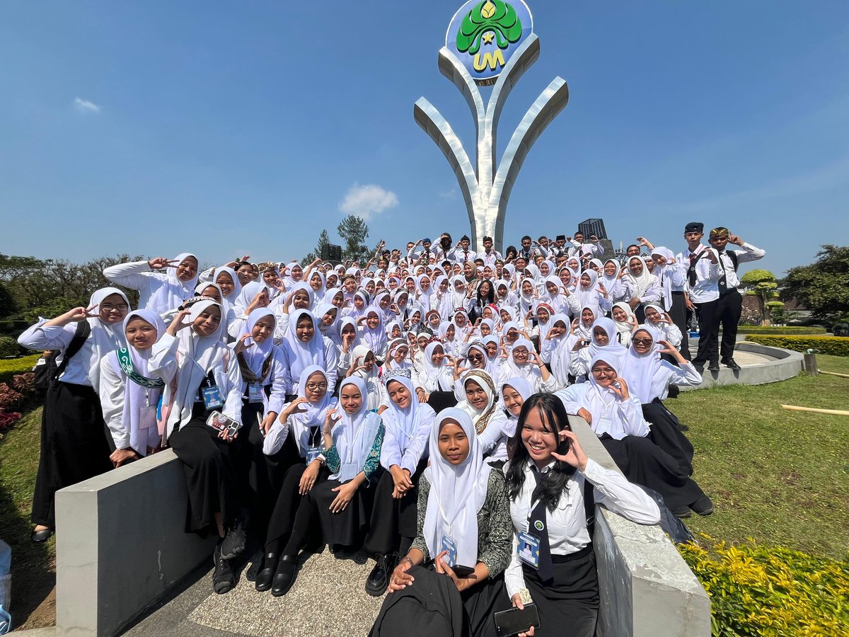 aufazraa's tweet photo. Saya Aufa Zaskiah Rahma'Aini dari FMIPA Bangga menjadi bagian dari laskar dewantara muda 2024
#Day3PKKMB2024
#PKKMBUM2024
#MabaUM2024
#SinergiKreasi
#BEMUM2024
#UMtheOnlyOne
#SahabatMahasiswa
#LaskarDewantaraMuda
#universitasnegrimalang
#NareswaraDrestantaAruntala
#SADENDRA https://t.co/V0axs7l8oZ