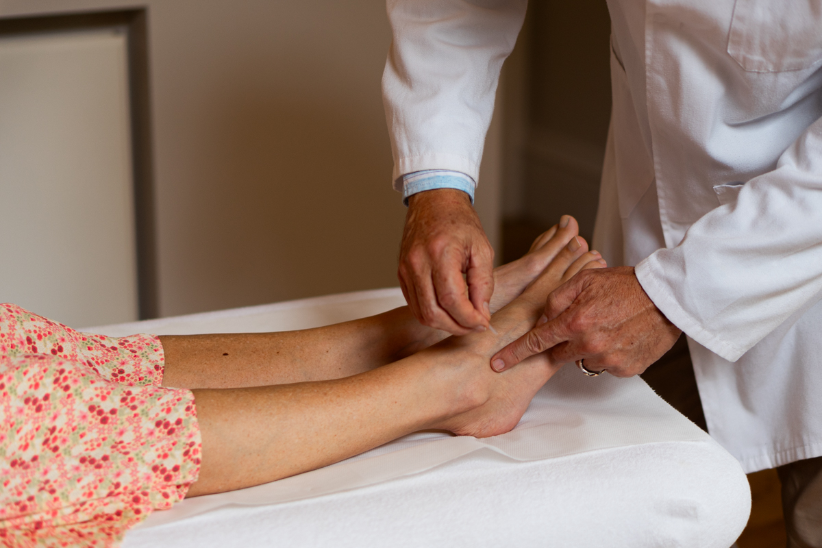Find your balance with acupuncture! 🌿 This restorative treatment uses fine needles to rebalance energy &amp; stimulate self-healing. Great for stress, anxiety, pain, &amp; more. Weekly sessions build a lasting impact. #Acupuncture #Wellness