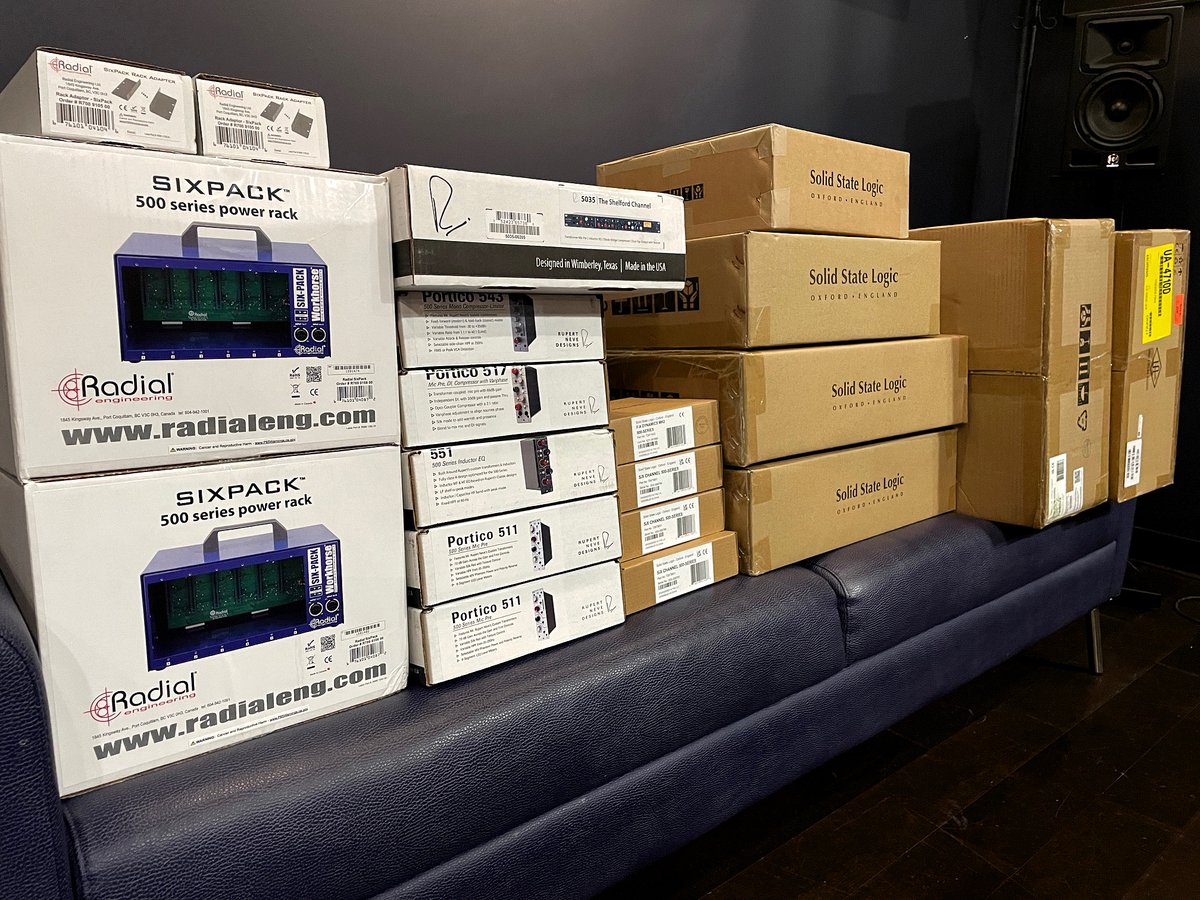 CosmoMusic's tweet image. 🎧 From stage to studio, we&apos;ve got your pro audio needs covered. 🎧

This massive order is ready to ship, putting high-quality recording tools in your hands!
 
 #cosmomusic #cosmopro #events #avsolutions #proaudio