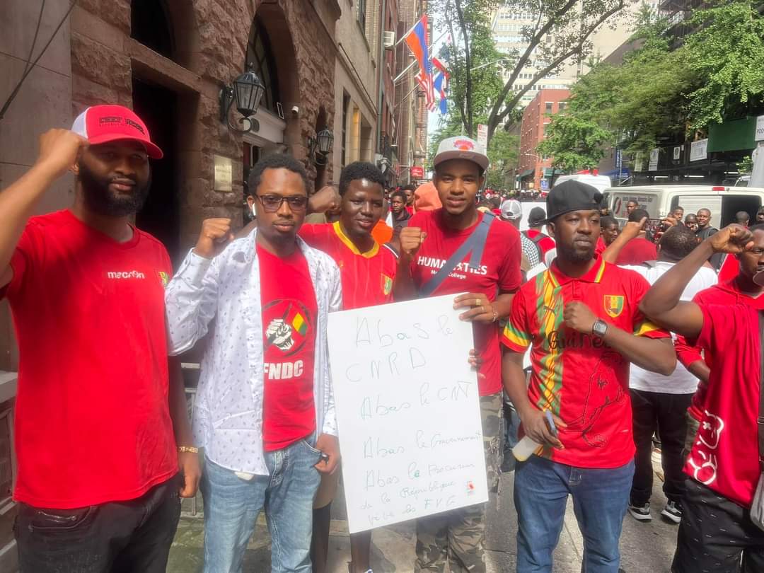 Les guinéens mobilisés à l'instant même devant le consulat de la Guinée à New-York pour dénoncer le kidnapping de nos camarades Fonikè Manguè et Billo Bah par la junte militaire dirigée par le tyran Mamadi Doumbouya. 

#FreeFonikeEtBillo @FN #TransitionMandatMaara