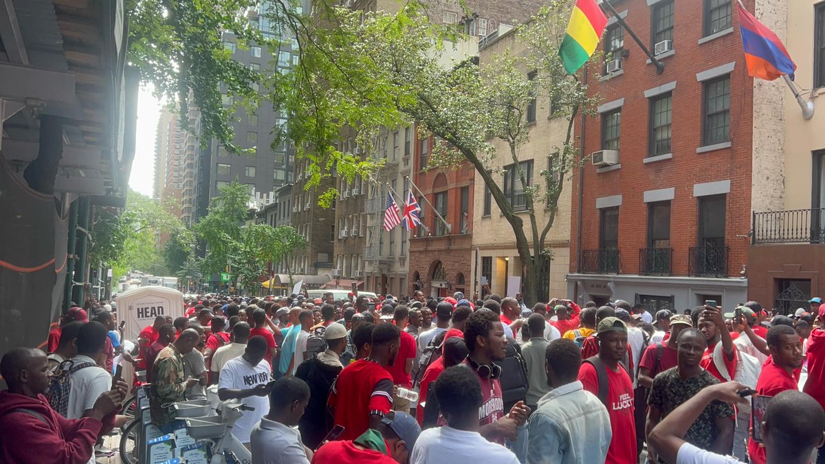 ao_sowGn's tweet photo. Les guinéens mobilisés à l'instant même devant le consulat de la Guinée à New-York pour dénoncer le kidnapping de nos camarades Fonikè Manguè et Billo Bah par la junte militaire dirigée par le tyran Mamadi Doumbouya. 

#FreeFonikeEtBillo @FN #TransitionMandatMaara https://t.co/GIg8eGXszB