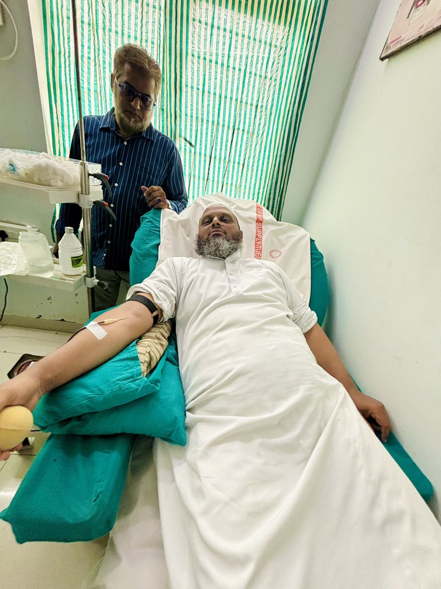 ImimamSab's tweet photo. STANDING TOGETHER FOR JUSTICE

Muslim Brothers support junior doctors at Ruya Hospital, Tirupati, demanding #JusticeForDrMoumita. Donated blood in her honor.

Hearts go out to her family, especially her daughter. May her legacy live on. https://t.co/Uek6WLePvd