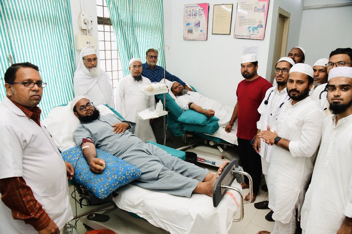 ImimamSab's tweet photo. STANDING TOGETHER FOR JUSTICE

Muslim Brothers support junior doctors at Ruya Hospital, Tirupati, demanding #JusticeForDrMoumita. Donated blood in her honor.

Hearts go out to her family, especially her daughter. May her legacy live on. https://t.co/Uek6WLePvd