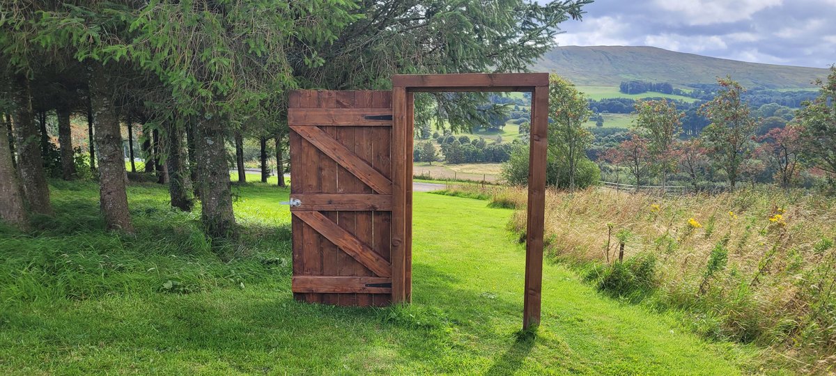 Has anyone seen a more random, unnecessary door?
🚪 
Begs the question... why?