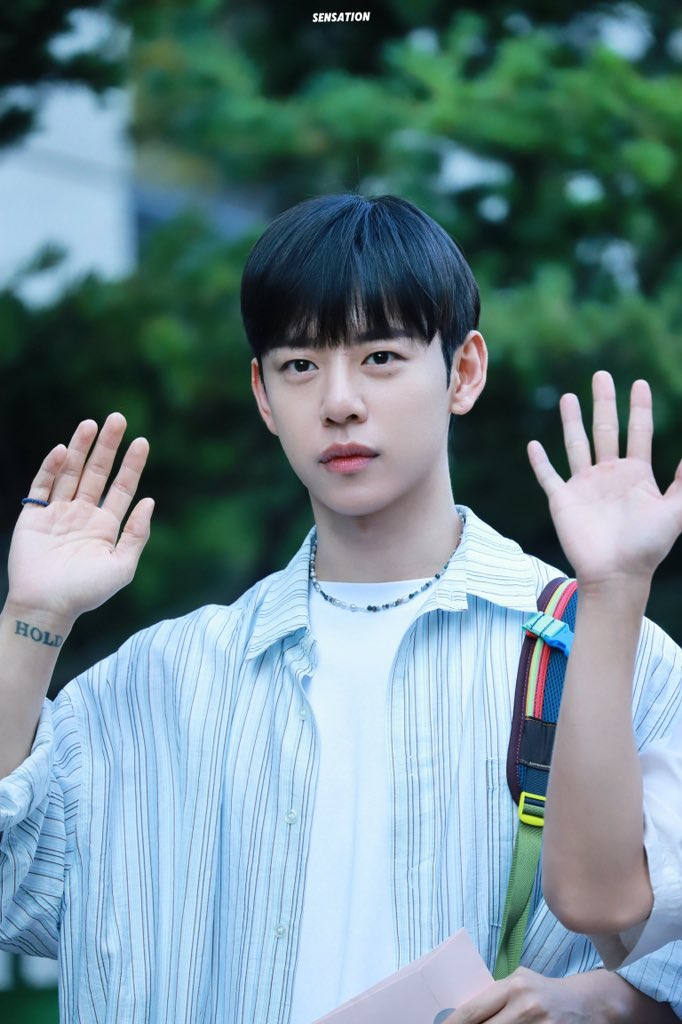 Sensation_DHCN's tweet photo. 240816 뮤뱅 출근 

-혹시… 이분이 대학생이신가요?🤔
@official_JDH93 
#郑大贤 #daehyun #대현 https://t.co/SWjLgmNdRc