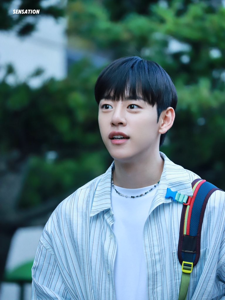Sensation_DHCN's tweet photo. 240816 뮤뱅 출근 

-혹시… 이분이 대학생이신가요?🤔
@official_JDH93 
#郑大贤 #daehyun #대현 https://t.co/SWjLgmNdRc