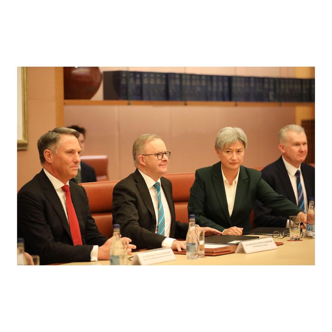 prabowo's tweet photo. Hari ini saya melakukan pertemuan bilateral bersama dengan Perdana Menteri (PM) Australia the Hon Anthony Albanese MP @AlboMP Deputy Prime Minister and Minister for Defense, the Hon Richard Charles Marles MP @RichardMarlesMP 

Kami membahas seputar kerjasama pertahanan kedua negara yang semakin diperkuat.

Indonesia dan Australia juga akan memperbaharui kerjasama dalam bentuk Perjanjian Kerja Sama Pertahanan "The Defence Cooperation Agreement" (DCA) guna memperkuat dan menguntungkan hubungan bilateral kedua negara.