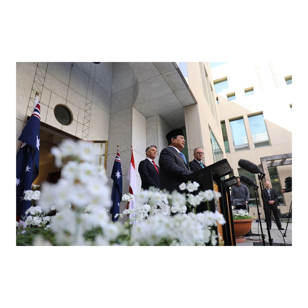 prabowo's tweet photo. Hari ini saya melakukan pertemuan bilateral bersama dengan Perdana Menteri (PM) Australia the Hon Anthony Albanese MP @AlboMP Deputy Prime Minister and Minister for Defense, the Hon Richard Charles Marles MP @RichardMarlesMP 

Kami membahas seputar kerjasama pertahanan kedua negara yang semakin diperkuat.

Indonesia dan Australia juga akan memperbaharui kerjasama dalam bentuk Perjanjian Kerja Sama Pertahanan "The Defence Cooperation Agreement" (DCA) guna memperkuat dan menguntungkan hubungan bilateral kedua negara.