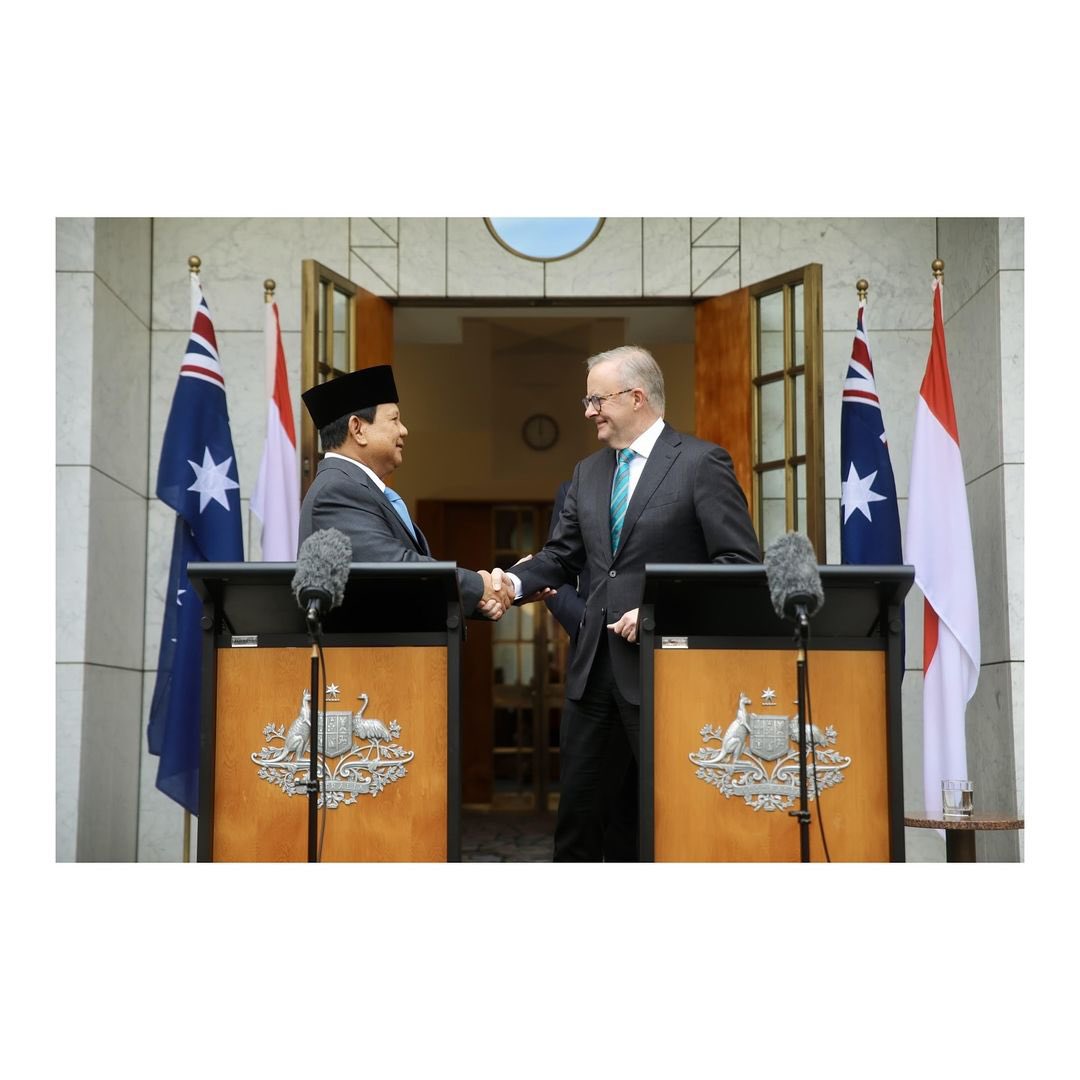 prabowo's tweet photo. Hari ini saya melakukan pertemuan bilateral bersama dengan Perdana Menteri (PM) Australia the Hon Anthony Albanese MP @AlboMP Deputy Prime Minister and Minister for Defense, the Hon Richard Charles Marles MP @RichardMarlesMP 

Kami membahas seputar kerjasama pertahanan kedua negara yang semakin diperkuat.

Indonesia dan Australia juga akan memperbaharui kerjasama dalam bentuk Perjanjian Kerja Sama Pertahanan "The Defence Cooperation Agreement" (DCA) guna memperkuat dan menguntungkan hubungan bilateral kedua negara.