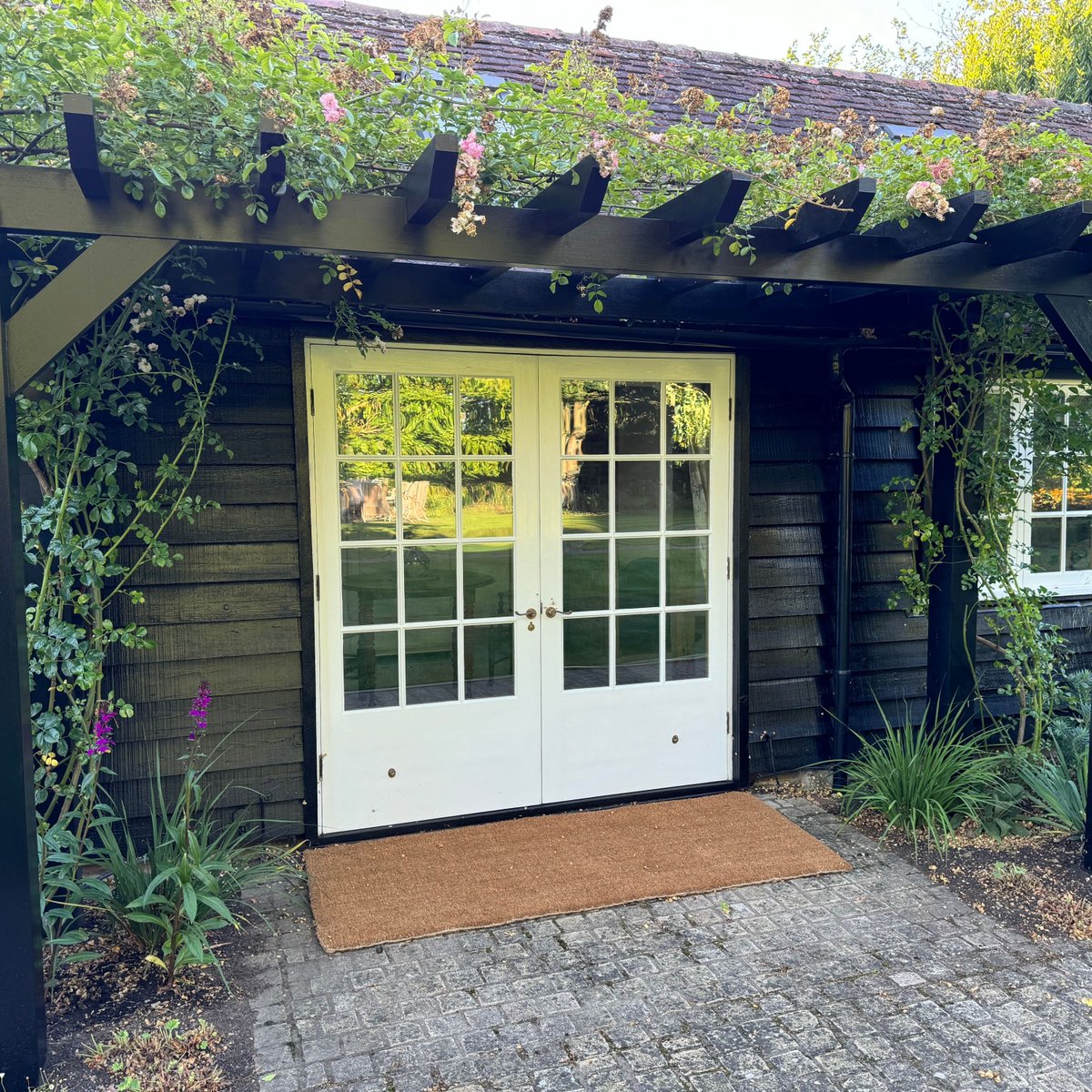 🚪 Calling all proud doormat owners! 📸 A customer photo showcasing our custom-made doormat tailored to fit the size of their door perfectly. 😍✨ If you want to turn your ordinary doorstep into a stylish welcome, explore our made-to-measure collection! 🎉💌