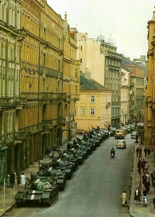 Съветските танкове преди 56 години в Прага. Никога повече!