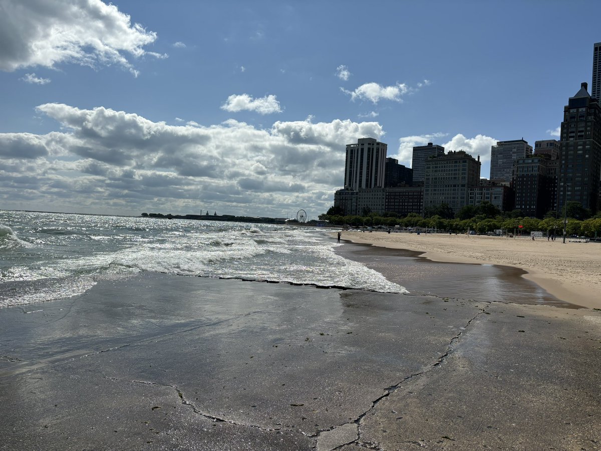 waterkeepermark's tweet image. Just amazing to see &amp;amp; experience the Chicago waterfront. Lake Michigan, clean beaches, incredible waves &amp;amp; water access. Drinking water fountains. @swimdrinkfish. @swimguide Oak Street Beach theswimguide.org/beach/568 #biinaagami