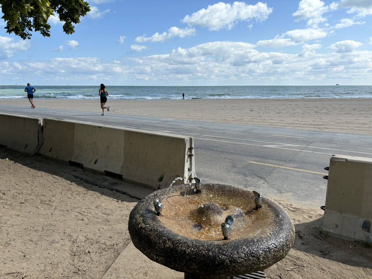waterkeepermark's tweet image. Just amazing to see &amp;amp; experience the Chicago waterfront. Lake Michigan, clean beaches, incredible waves &amp;amp; water access. Drinking water fountains. @swimdrinkfish. @swimguide Oak Street Beach theswimguide.org/beach/568 #biinaagami