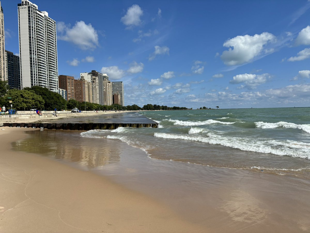 waterkeepermark's tweet image. Just amazing to see &amp;amp; experience the Chicago waterfront. Lake Michigan, clean beaches, incredible waves &amp;amp; water access. Drinking water fountains. @swimdrinkfish. @swimguide Oak Street Beach theswimguide.org/beach/568 #biinaagami