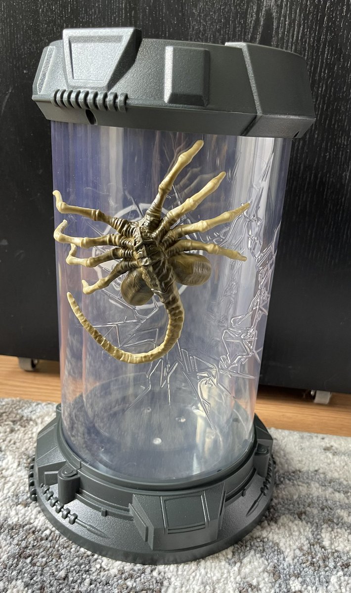 dexter_art's tweet photo. Out of all the Alien: Romulus popcorn buckets I got, I think this one is my favorite! #AlienRomulus #alienromulus2024 #popcornbucket @Alien_Theory @AlienAnthology https://t.co/x56IuZSOTY