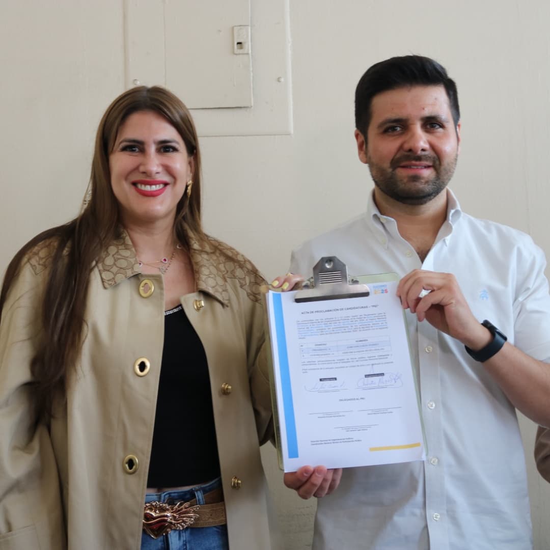Acabamos de firmar la precandidatura presidencial junto a mi binomio <a href="/CristinaReyesec/">Cristina Reyes Hidalgo</a> y estamos listos para liderar a nuestro país. Con un equipo que tiene juventud, integridad y capacidad.