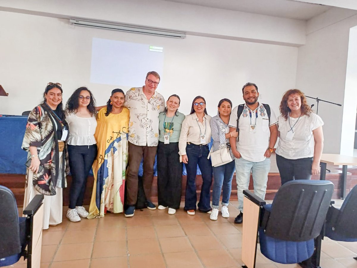 upsalesianaec's tweet photo. 🔎🌎 El Grupo de Investigación en Educación e Interculturalidad #GIEI de la #UPSQuito tuvo una destacada participación en el VI Congreso Internacional de la Red de Formadores en Educación e Interculturalidad en América Latina #RedFEIAL, celebrado en la ciudad de Popayán, #Colombia.🇨🇴
📗🗣️El evento contó con la participación de la vicerrectora de la #UPSQuito, María Sol Villagómez; los docentes de la carrera y la maestría de Educación Intercultural Bilingüe #EIB, Diana Ávila y Luis Montaluisa; y, la asistente de publicaciones de la Revista Científica #Alteridad, Jéssica Rivadeneira. En total, reunió a 584 participantes que trataron 11 ejes temáticos en torno a las lenguas, la formación docente, la movilidad humana, sistemas de conocimientos ancestrales, derechos humanos, proyectos y prácticas educativas, entre otros.
#30añosUPS #InvestigaciónUPS #UPSQuito #UPSEcuador 💙💛